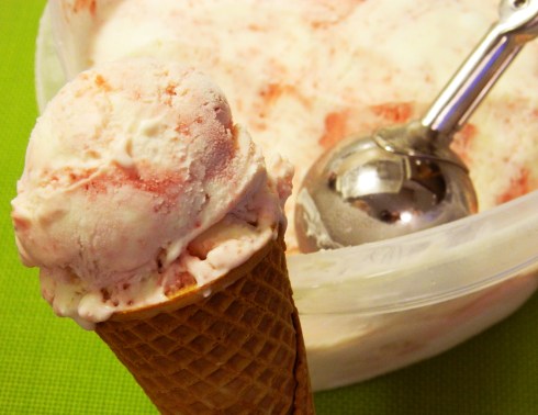 StrawberrySwirlCheeseCakeIceCream